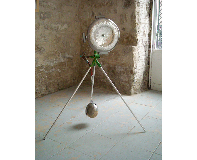 Sculpture sonore moulin 2012 Acier peint, inox, pierre, laiton H : 100 cm