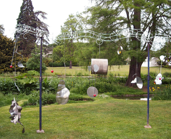 Le son du vent 2010 Installation de mobiles sonores en tôle inox, câble, bois, pierre, L : 5 m, Ecole du Breuil, Mairie de Paris