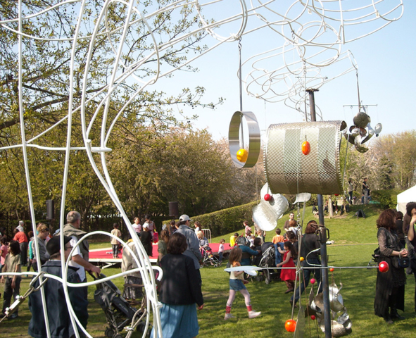 Le son du vent 2010 Installation de mobiles sonores en tôle inox, câble, bois, pierre, L : 5 m, Le parc de la Légion d’Honneur, pendant la fête des tulipes