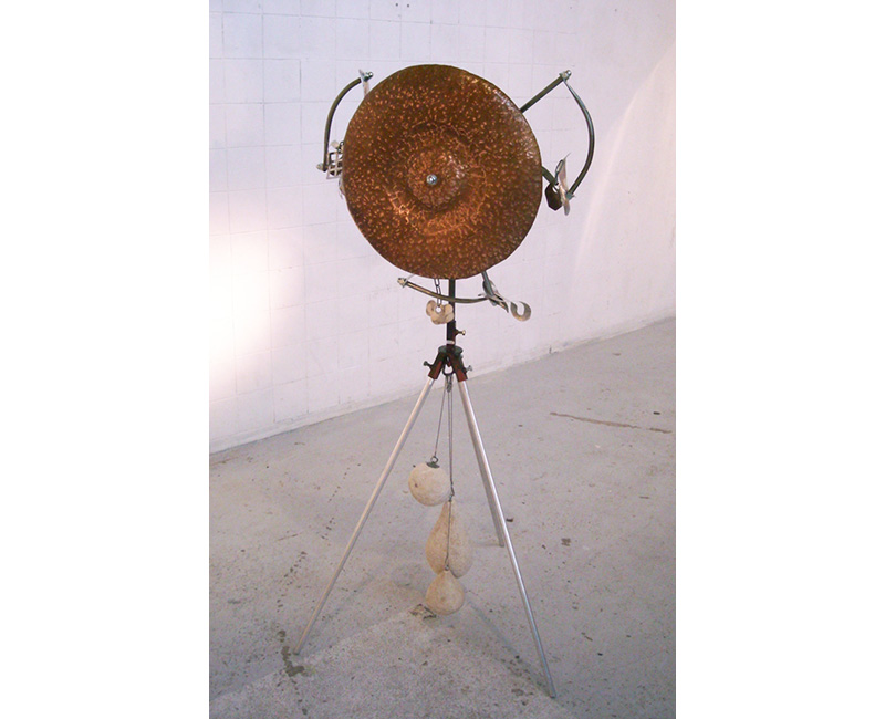 Sculpture sonore 2012 (gamelan cuivre) Acier peint, inox, cuivre, laiton, pierre, H : 130 cm